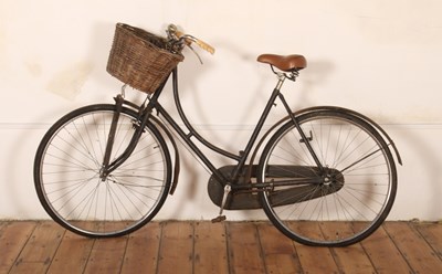 Lot 211 - A vintage Avenir ladies bicycle, having 28"...