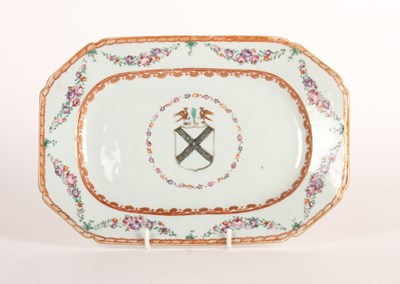 Lot 134 - A Chinese export porcelain serving dish,...