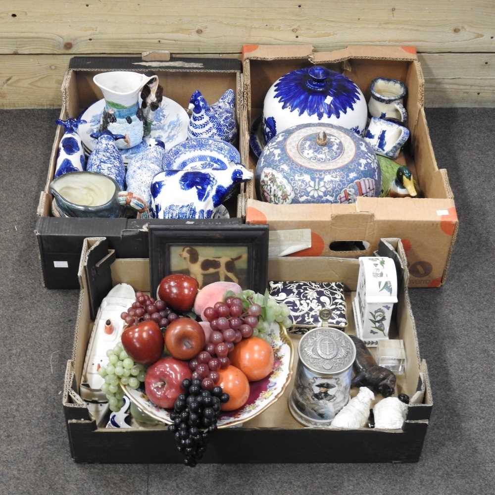 Lot 556 - A collection of decorative china, to include...