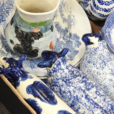 Lot 556 - A collection of decorative china, to include...