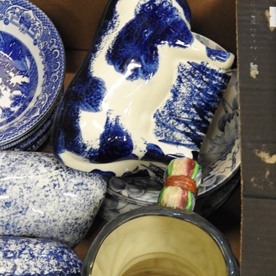 Lot 556 - A collection of decorative china, to include...