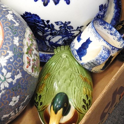 Lot 556 - A collection of decorative china, to include...
