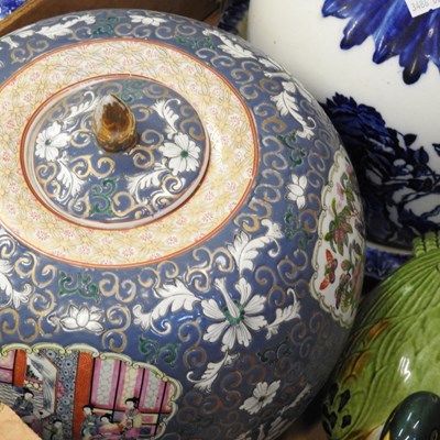 Lot 556 - A collection of decorative china, to include...