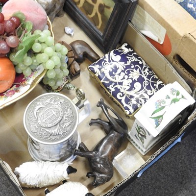 Lot 556 - A collection of decorative china, to include...