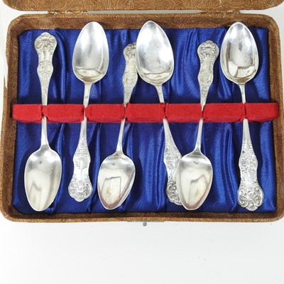 Lot 117 - A collection of six silver Queens pattern teaspoons