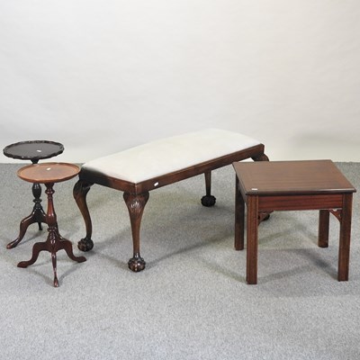 Lot 611 - An early 20th century footstool