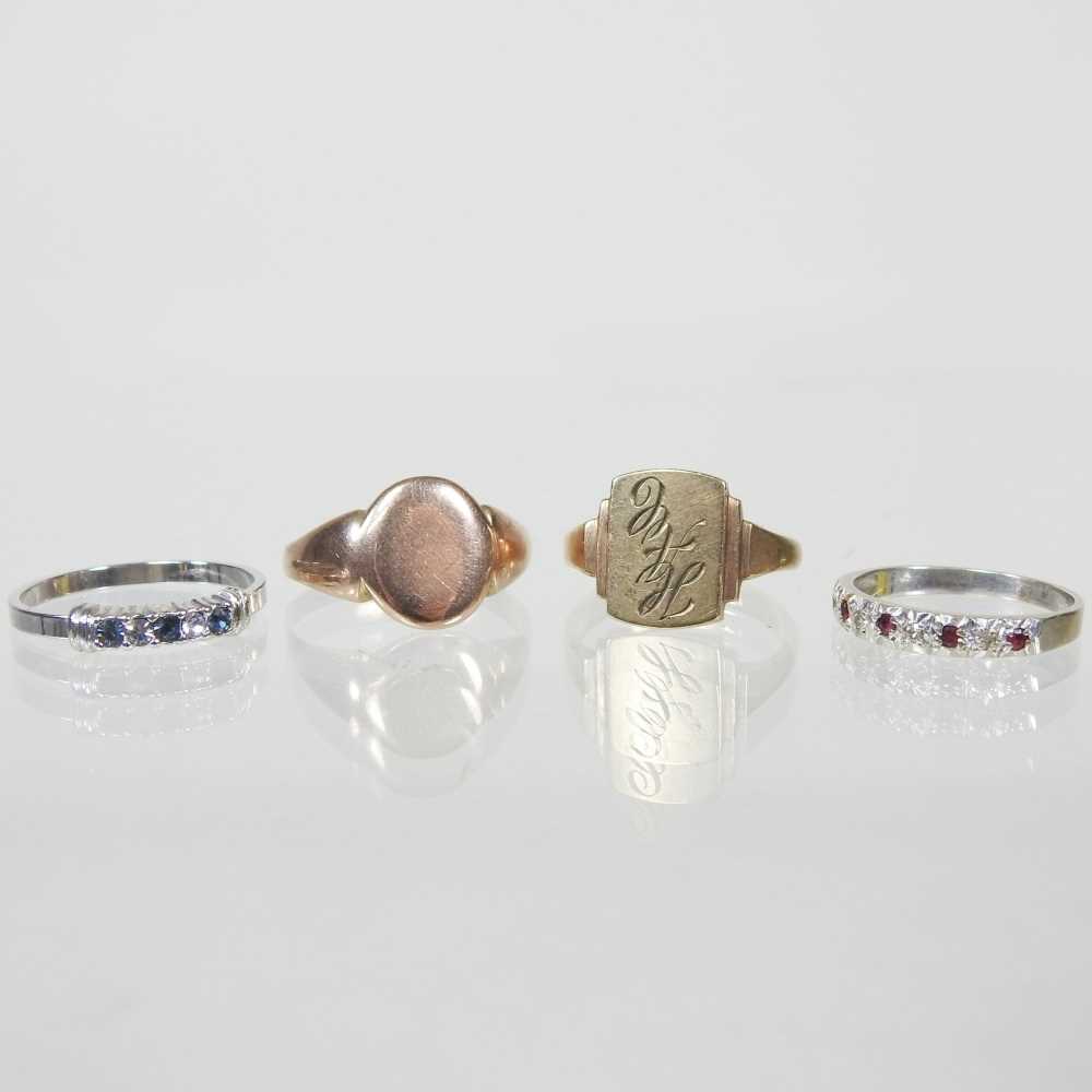 Lot 99 - A 9 carat gold signet ring, engraved with...