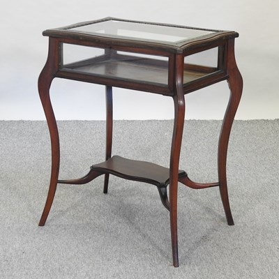 Lot 627 - A 19th century mahogany bijouterie table