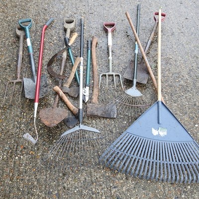 Lot 376 - A collection of garden tools