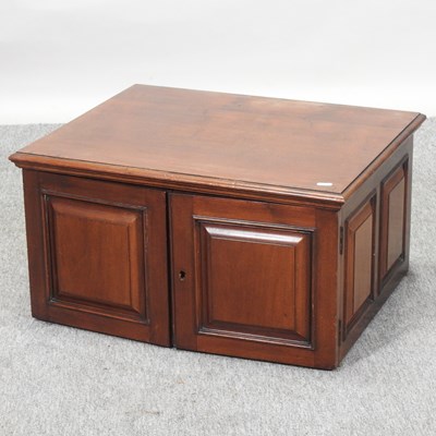 Lot 442 - An early 20th century mahogany table top cabinet