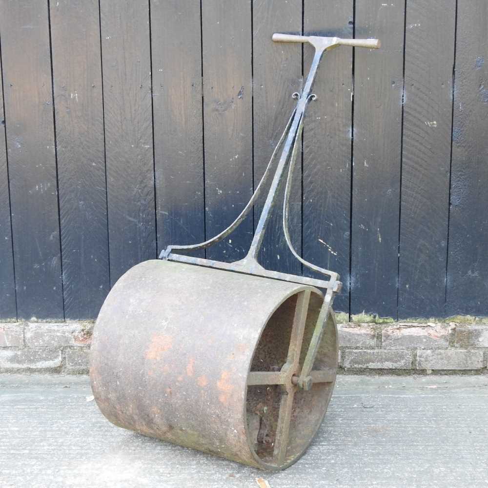 Lot 509 - An iron garden roller