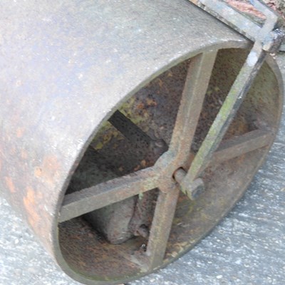 Lot 509 - An iron garden roller