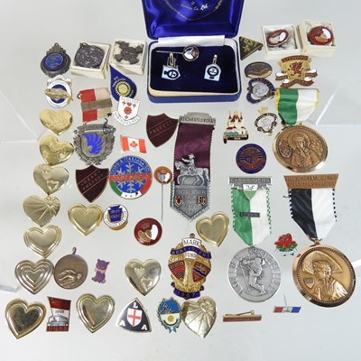 Lot 69 - A collection of badges