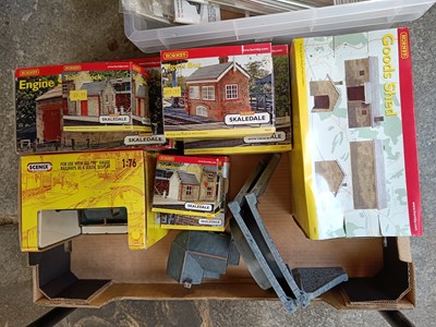 Lot 471 - A quantity of Hornby Skaledale buildings,...