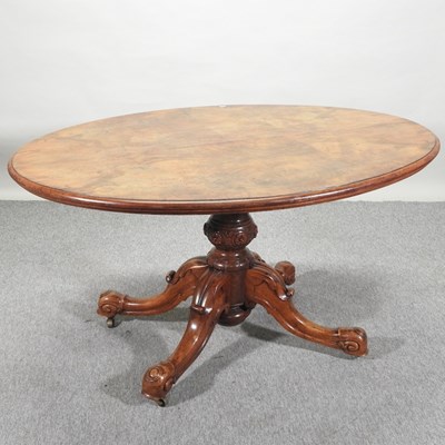 Lot 424 - A Victorian walnut oval loo table