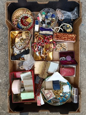 Lot 440 - A collection of costume jewellery