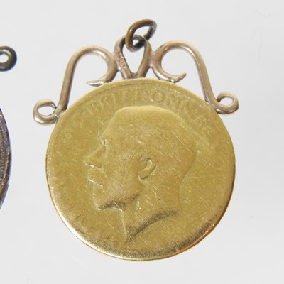 Lot 41 - A George V sovereign, mounted in 9 carat gold...