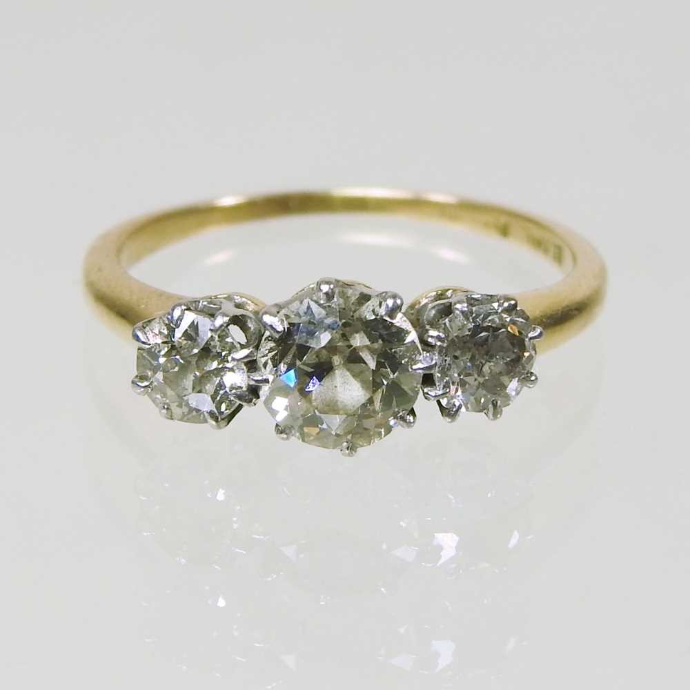 Lot 4 - A gold and diamond ring, approx. 1.0 carat,...