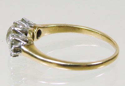 Lot 4 - A gold and diamond ring, approx. 1.0 carat,...