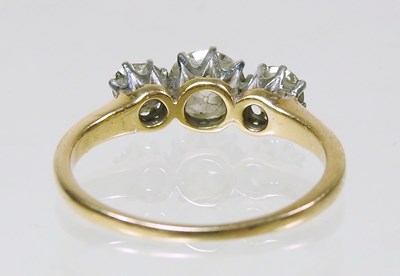 Lot 4 - A gold and diamond ring, approx. 1.0 carat,...