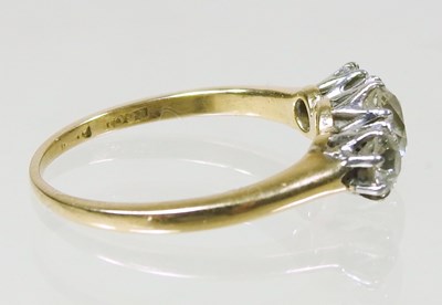 Lot 4 - A gold and diamond ring, approx. 1.0 carat,...