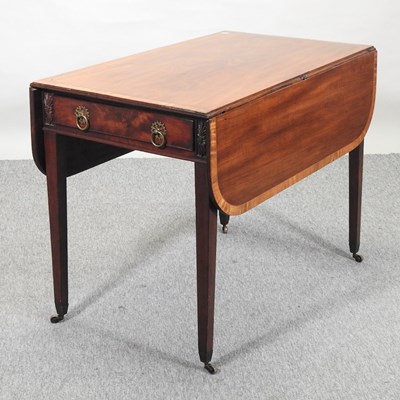 Lot 392 - A Regecncy mahogany and crossbanded pembroke table