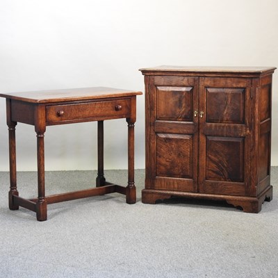 Lot 613 - An oak side cabinet