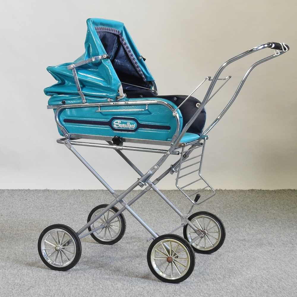 Lot 391 - A Swallow vintage child's pram