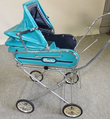 Lot 391 - A Swallow vintage child's pram