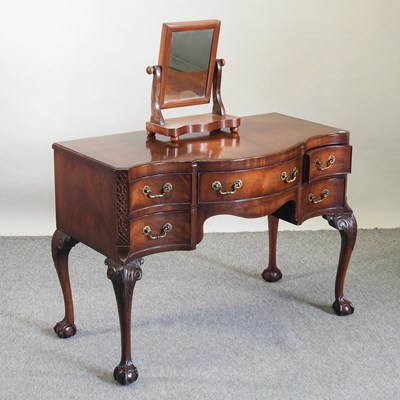 Lot 679 - An early 20th century mahogany dressing table