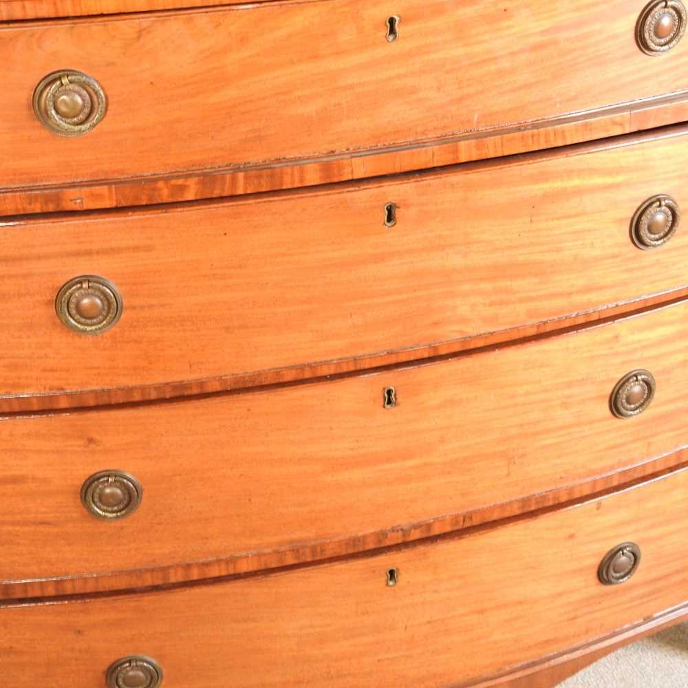 Lot 28 - A Regency mahogany and crossbanded bow-front