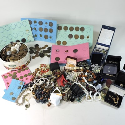 Lot 71 - A collection of costume jewellery and coins