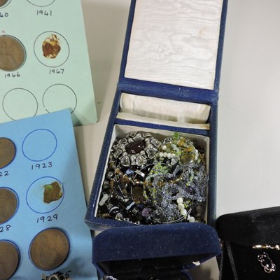 Lot 71 - A collection of costume jewellery and coins