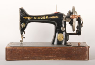 Lot 473 - A Singer sewing machine, cased
