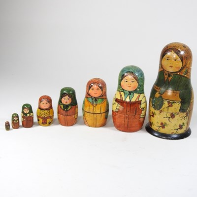Lot 112 - A set of painted Russian dolls