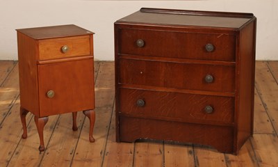 Lot 551 - A 1930s oak chest of drawers, together with a...