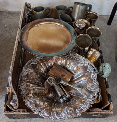 Lot 382 - A collection of metalwares to include silver...