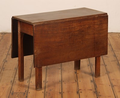 Lot 433 - A George III mahogany drop-leaf dining table,...