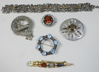 Lot 34 - A 9 carat gold Scottish polished hardstone pebble brooch