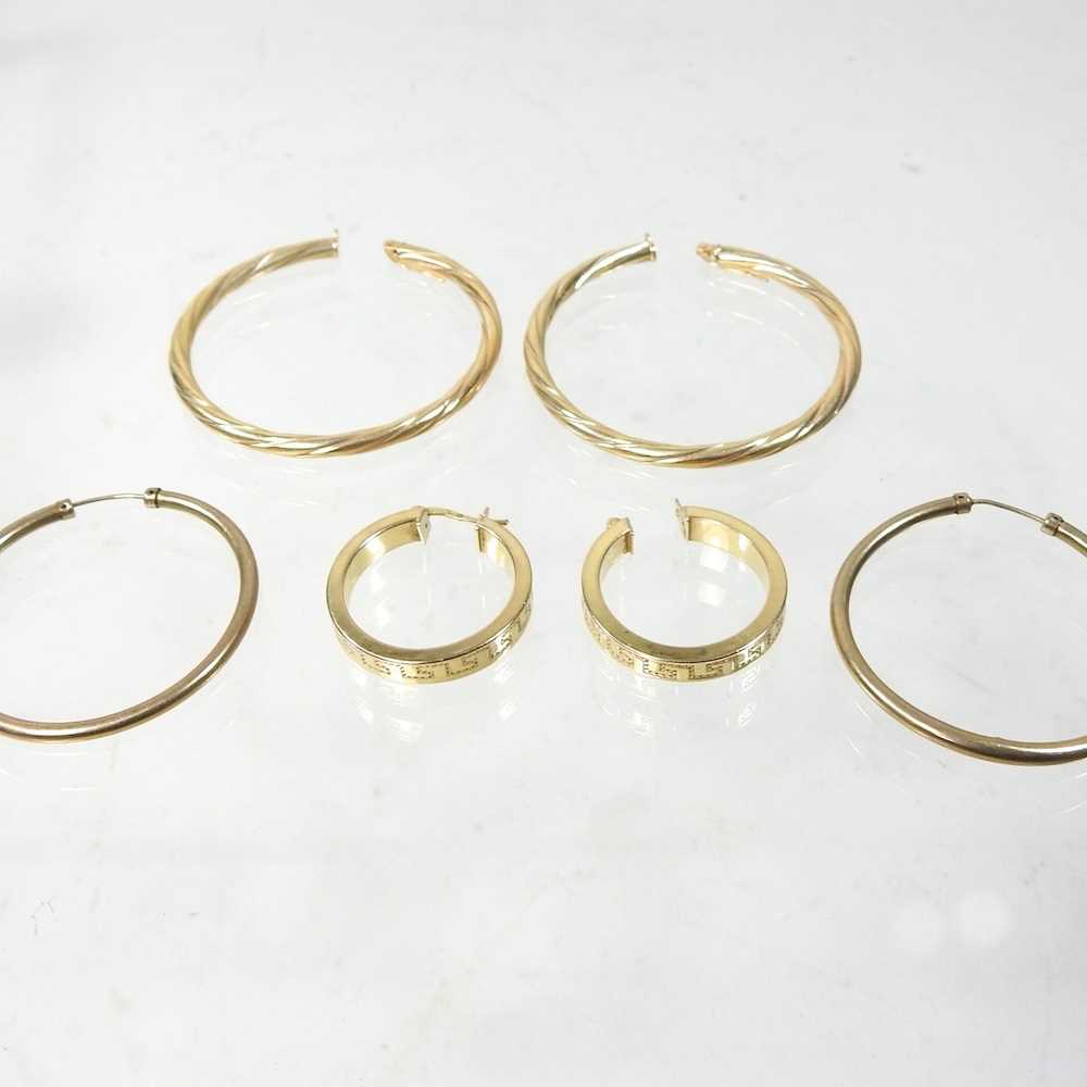 Lot 109 - A collection of 9 carat gold hoop earrings