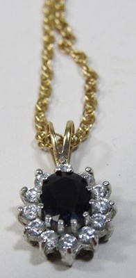 Lot 8 - A 9 carat gold brooch
