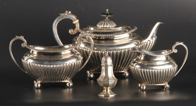 Lot 7 - An Edwardian silver teapot, marked for...