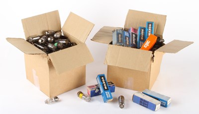 Lot 604 - Two boxes of 9-pin and 7-pin vacuum tubes /...
