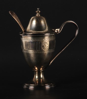 Lot 93 - An Edward VII silver mustard pot, having a...