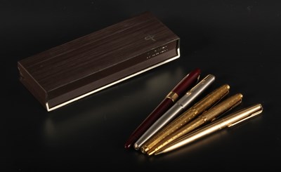 Lot 132 - A collection of five fountain pens, together...