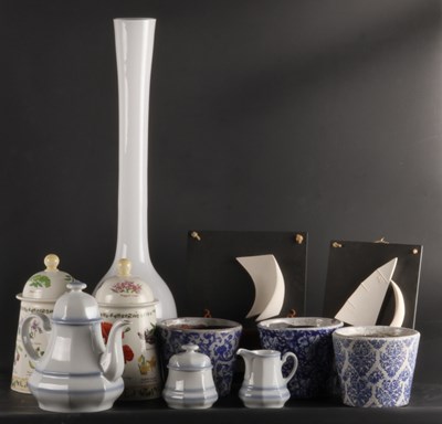 Lot 598 - A collection of glassware and ceramics, to...
