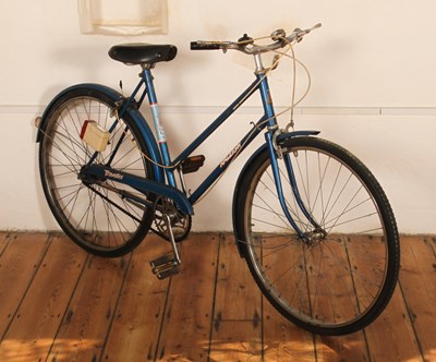 Lot 581 - A vintage Raleigh bicycle