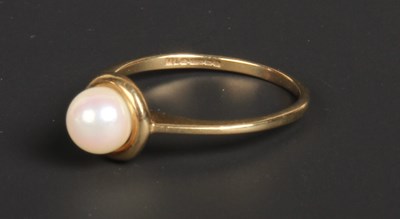 Lot 66 - A 9 carat yellow gold pearl ring, size M/N 1.5g