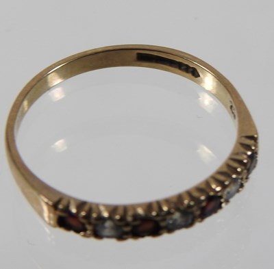 Lot 107 - A 9 carat gold ring