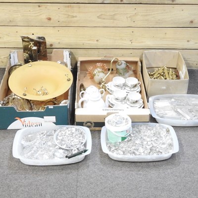 Lot 391 - A collection of lighting and teawares